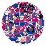 Image montrant un ensemble dense de stickers bisexuels regroupés, avec de nombreuses illustrations Pride aux couleurs rose, violet et bleu sur fond clair.