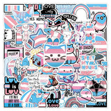 Ensemble de 60 stickers autocollants illustrés aux couleurs du drapeau transgenre, comprenant des animaux stylisés, symboles Pride, cœurs, arcs-en-ciel et messages courts, dans des tons bleu, rose et blanc.
