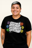 T-shirt unisexe, coupe droite, fond de couleur unie (exemple noir ou blanc selon version). Sur le devant, au centre de la poitrine, un texte en lettres majuscules : « PEOPLE OF QUALITY DON’T FEAR EQUALITY ». Autour du texte, de part et d’autre, des dessins de fleurs stylisées — chaque fleur a des pétales d’une couleur différente (vert, bleu, jaune, rouge, violet, etc.). Les lettres du message sont noires; le fond du t-shirt est uni. L’agencement crée un contraste net entre le texte, les dessins colorés et l