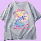  T-shirt unisexe décliné en plusieurs couleurs. Sur le devant, une grande illustration centrale : un dauphin bleu-violet sautant hors de l’eau. Derrière lui, un arc de couleurs et un ciel jaune et violet. Autour, fleurs roses et petits cœurs colorés. Au-dessus : le mot “RAGE” en lettres majuscules rose foncé. En dessous : “CONSUMES ME” dans la même typographie. Le visuel occupe une zone rectangulaire centrée sur le torse. 