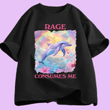  T-shirt unisexe décliné en plusieurs couleurs. Sur le devant, une grande illustration centrale : un dauphin bleu-violet sautant hors de l’eau. Derrière lui, un arc de couleurs et un ciel jaune et violet. Autour, fleurs roses et petits cœurs colorés. Au-dessus : le mot “RAGE” en lettres majuscules rose foncé. En dessous : “CONSUMES ME” dans la même typographie. Le visuel occupe une zone rectangulaire centrée sur le torse. 