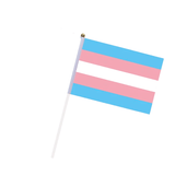 Petit drapeau trans monté sur tige blanche avec embout doré, présenté incliné sur fond blanc.