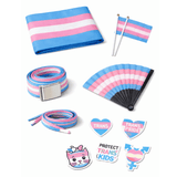 Kit Pride trans composé de plusieurs objets assortis aux couleurs du drapeau trans, avec des bandes horizontales bleues, roses et blanches. Il comprend un grand drapeau en tissu, deux petits drapeaux sur tige blanche, une ceinture tissée avec boucle métallique rectangulaire, des lacets plats multicolores, un éventail pliable et un ensemble de stickers illustrés aux symboles et couleurs trans.