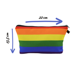 Trousse rectangulaire en tissu polyester, ornée de six bandes horizontales du drapeau arc-en-ciel : rouge en haut, puis orange, jaune, vert, bleu et violet. Une fermeture éclair noire traverse la largeur supérieure. La trousse est légèrement ouverte, laissant apparaître divers pinceaux et petits accessoires. Les couleurs sont pleines, disposées de manière régulière et reconnaissable.