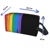 Trousse rectangulaire à fermeture éclair, avec un fond noir. Sur la partie gauche apparaissent six bandes verticales aux couleurs de l’arc-en-ciel, présentées sous forme de traits de peinture irréguliers : rouge, orange, jaune, vert, bleu et violet. Une sangle noire est fixée sur le côté droit. Forme allongée conçue pour transporter des objets du quotidien.