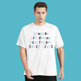 T-shirt unisexe blanc avec message “Gender-Affirming Healthcare Saves Lives” en couleurs du drapeau trans.