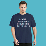 T-shirt unisexe bleu marine avec message “Gender-Affirming Healthcare Saves Lives” en couleurs du drapeau trans.