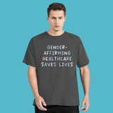 T-shirt unisexe gris avec message “Gender-Affirming Healthcare Saves Lives” en couleurs du drapeau trans.