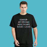 T-shirt unisexe noir avec message “Gender-Affirming Healthcare Saves Lives” en couleurs du drapeau trans.