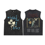 Débardeur sans manches, présenté en plusieurs coloris. À l’avant, un motif composé du mot « wishbone » et du nom « conan gray » en lettres espacées, accompagné d’un dessin de plante claire. À l’arrière, une illustration montrant une personne suspendue à une corde à linge sous une lune ronde, entourée de vêtements illustrés. Au-dessus, un lettrage manuscrit rouge ; en dessous, une liste imprimée de dates de tournée. Les éléments visuels sont centrés et bien distincts.