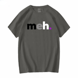 T-shirt “meh.” aux couleurs asexuelles. Haut minimaliste et inclusif célébrant la fierté ace, la nuance et l’expression LGBTQIA+. Idée cadeau douce et symbolique.
