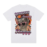 T-shirt à manches courtes. Sur la poitrine, illustration imprimée d’un chat cartoon stylisé — le chat porte des lunettes en forme de cœur de couleur rose, a des ongles longs, et semble entouré d’un motif graphique vif aux teintes chaudes. Au-dessus et en dessous du chat, le texte “YAASSS Queen Slayyy” est visible en lettres colorées. Le design combine humour, couleurs vives et style affirmé.