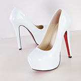 chaussure blanc talons Queer trans semelle rouge