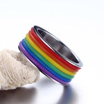Bague arc-en-ciel multicolore LGBT sur un support