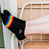 Chaussettes noir arc-en-ciel LGBT sur pied