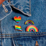Pins LGBT arc-en-ciel sur veste en jeans
