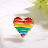 Pins LGBT arc-en-ciel coeur sur fond blanc